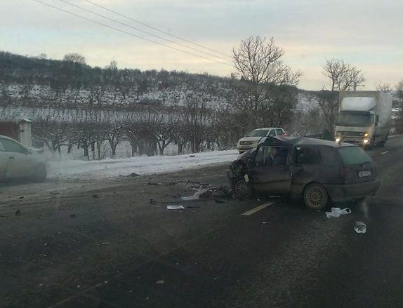 Accident grav pe DN14, în apropiere de Slimnic. Un bărbat a rămas încarcerat