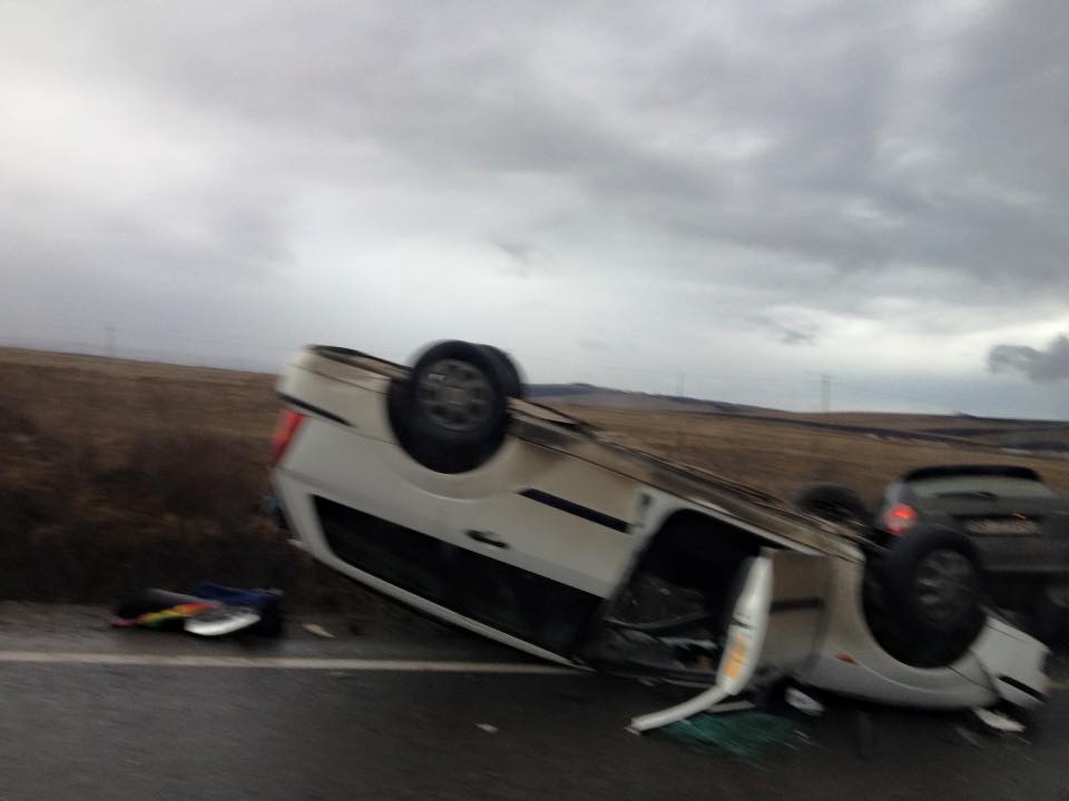 Accident pe DN14, la Viile Sibiului. O maşină s-a răsturnat