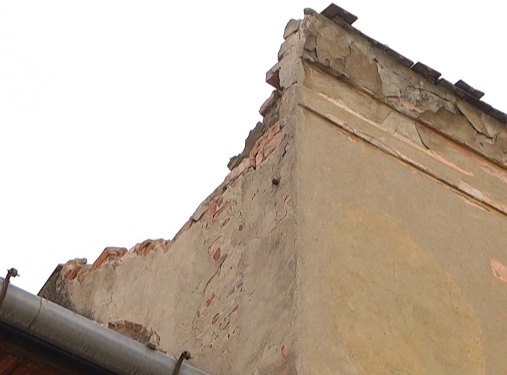 Proprietarii casei de pe care au căzut cărămizi au fost amendați
