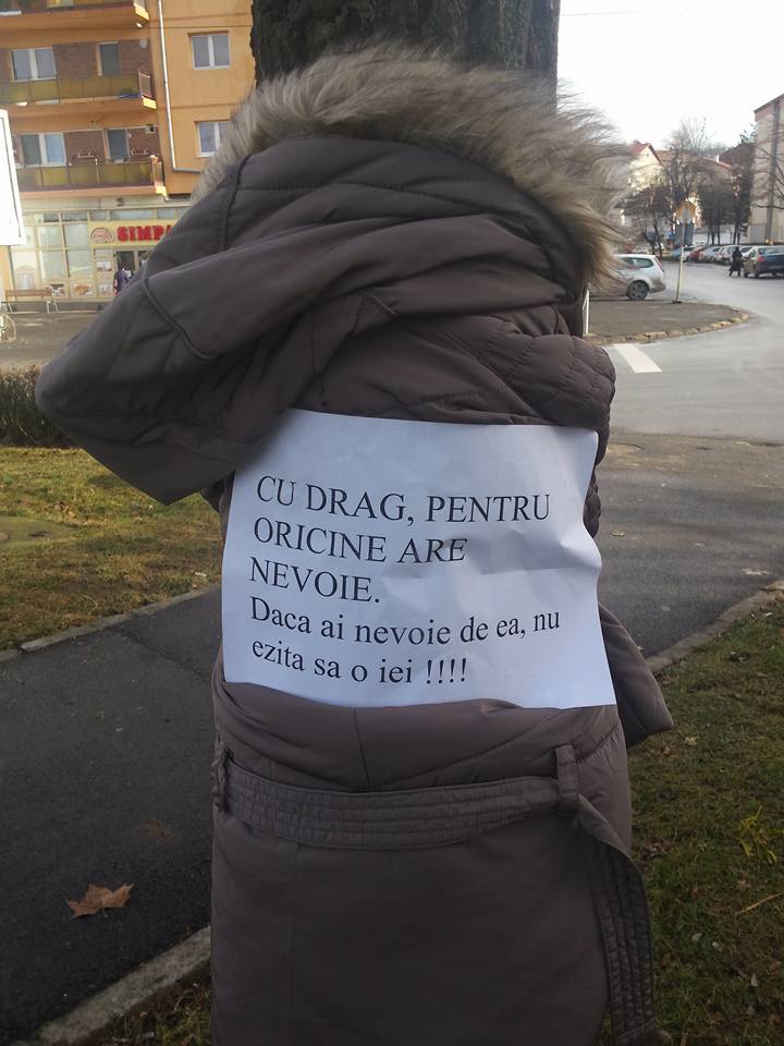 Haine pentru sărmani, legate de copaci și stâlpi