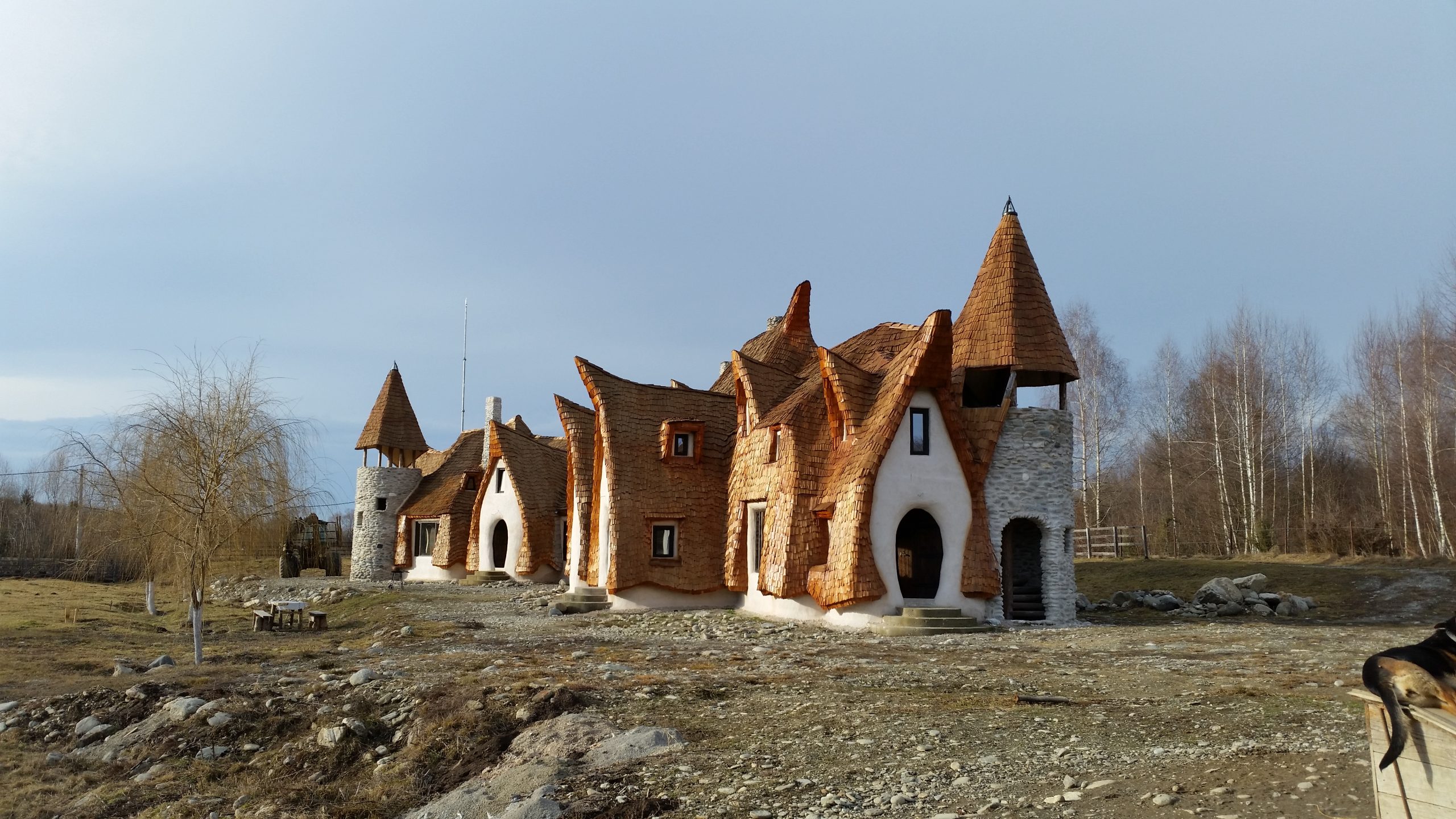 Castel din lut, construit într-un loc de poveste pe Valea Porumbacului