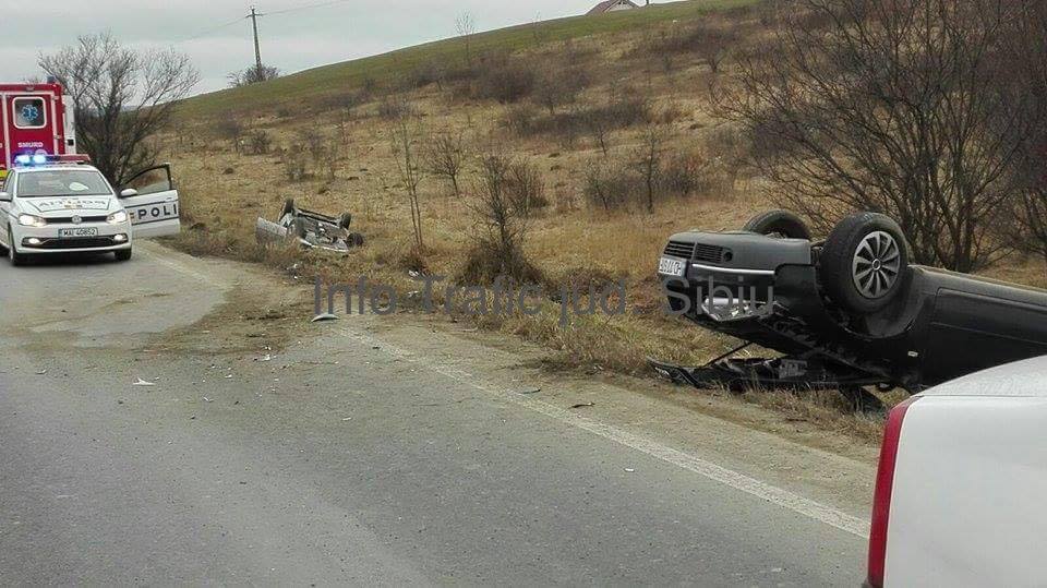 Accident grav între Sibiu şi Cristian, două maşini s-au răsturnat