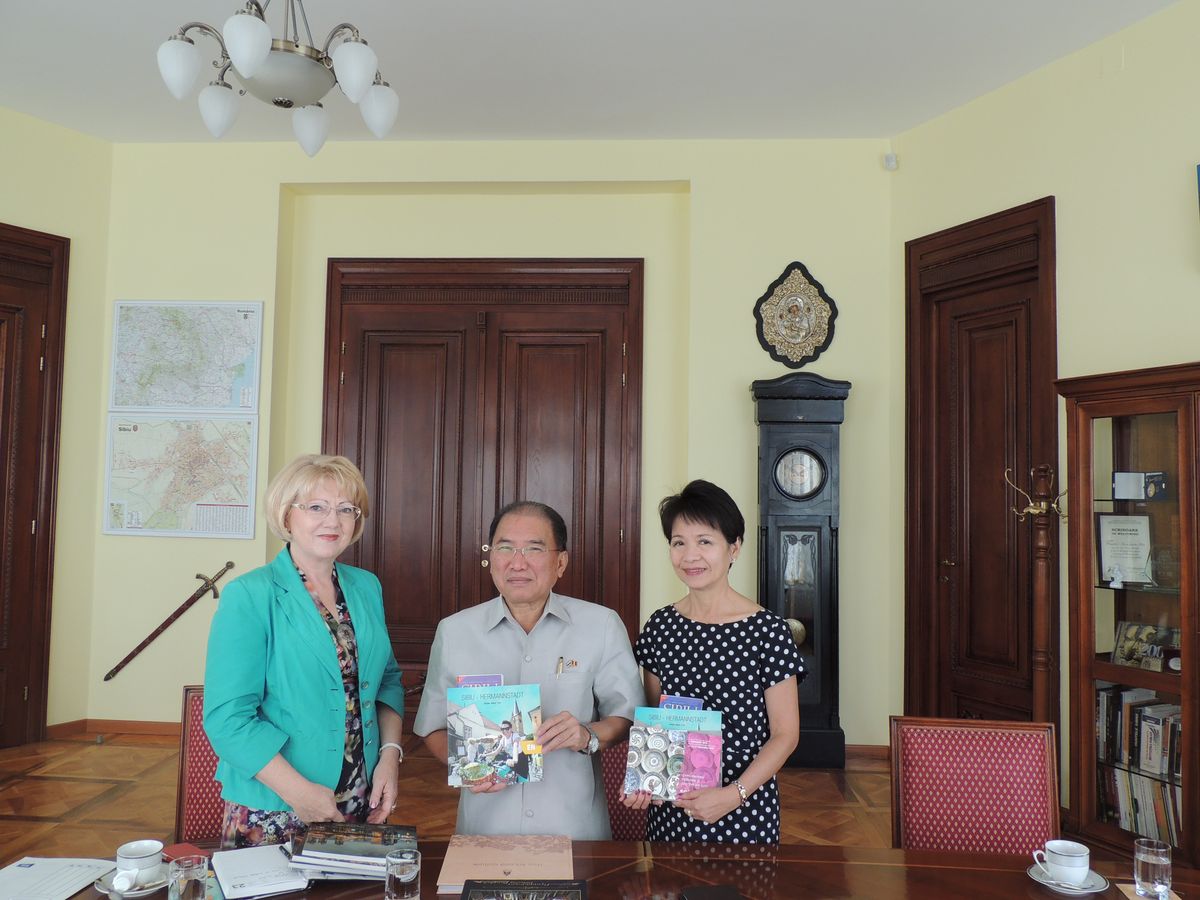 Carpetă cu Ștefan cel Mare, peisaje din Japonia și albume, primite cadou de oficialii sibieni