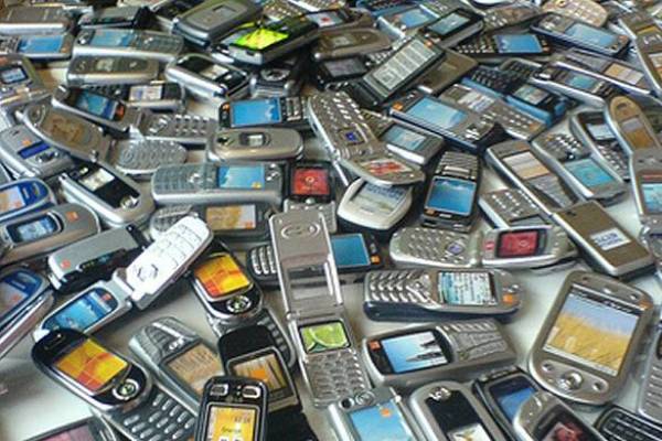 Un copil din Mediaş a furat 27 de telefoane mobile dintr-o locuinţă