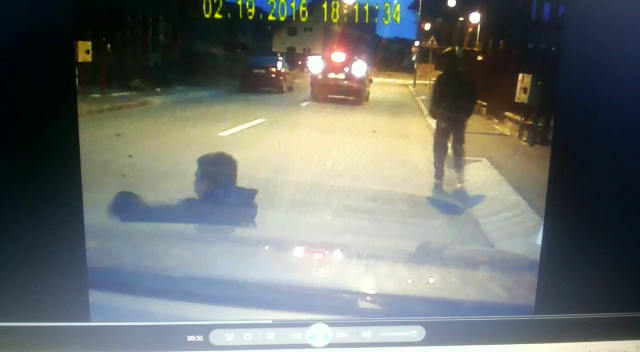 VIDEO: Un copil de 14 ani lovit de o maşină, băiatul se afla în drum