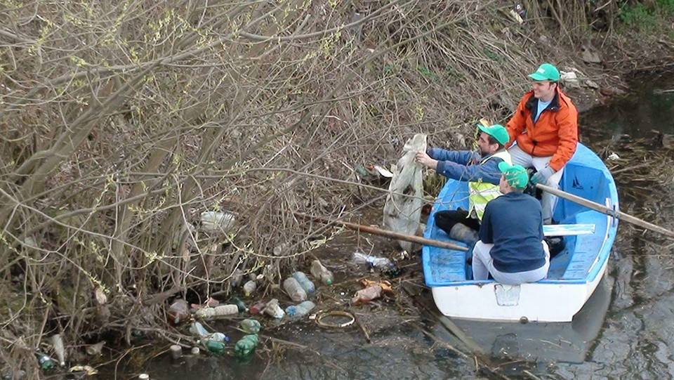 Voluntariat pentru ecologizarea unor zone din Turnu Roșu
