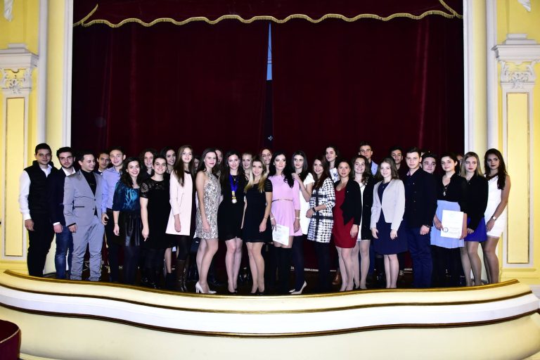 Clubul Interact Sibiu organizează un bal caritabil