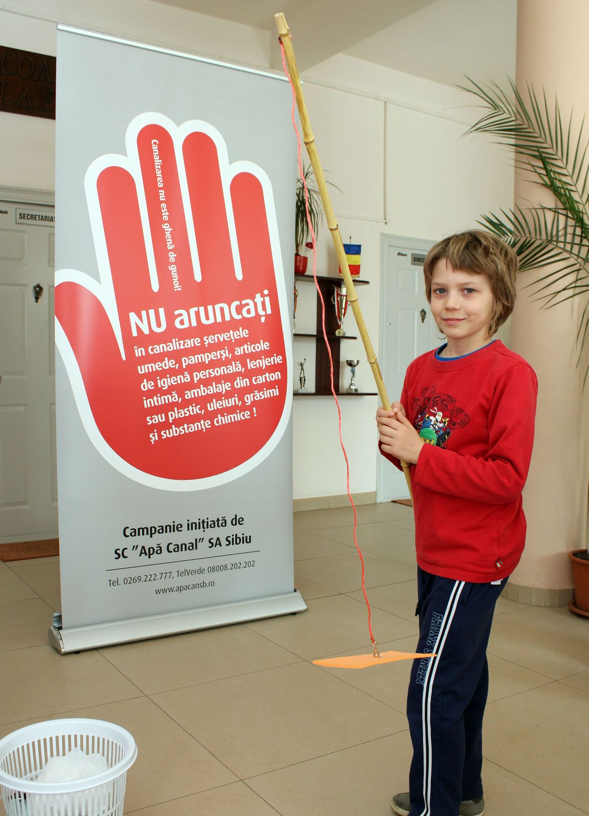 Educație cu undițe magnetice, pe marginea  căminelor de canalizare !