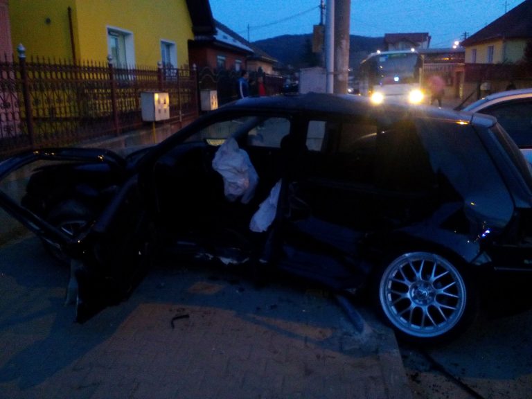 GALERIE FOTO – Autoturism distrus într-un accident rutier în Mediaș