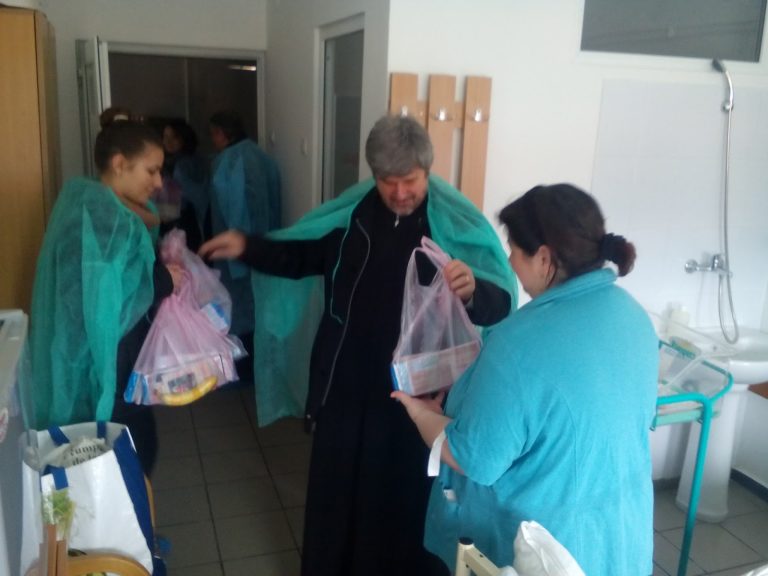 GALERIE FOTO – Cadouri de Buna Vestire pentru mamele și copiii internați în spitalul din Mediaș