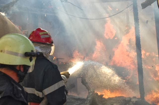 Casă distrusă de incendiu la Dumbrăveni