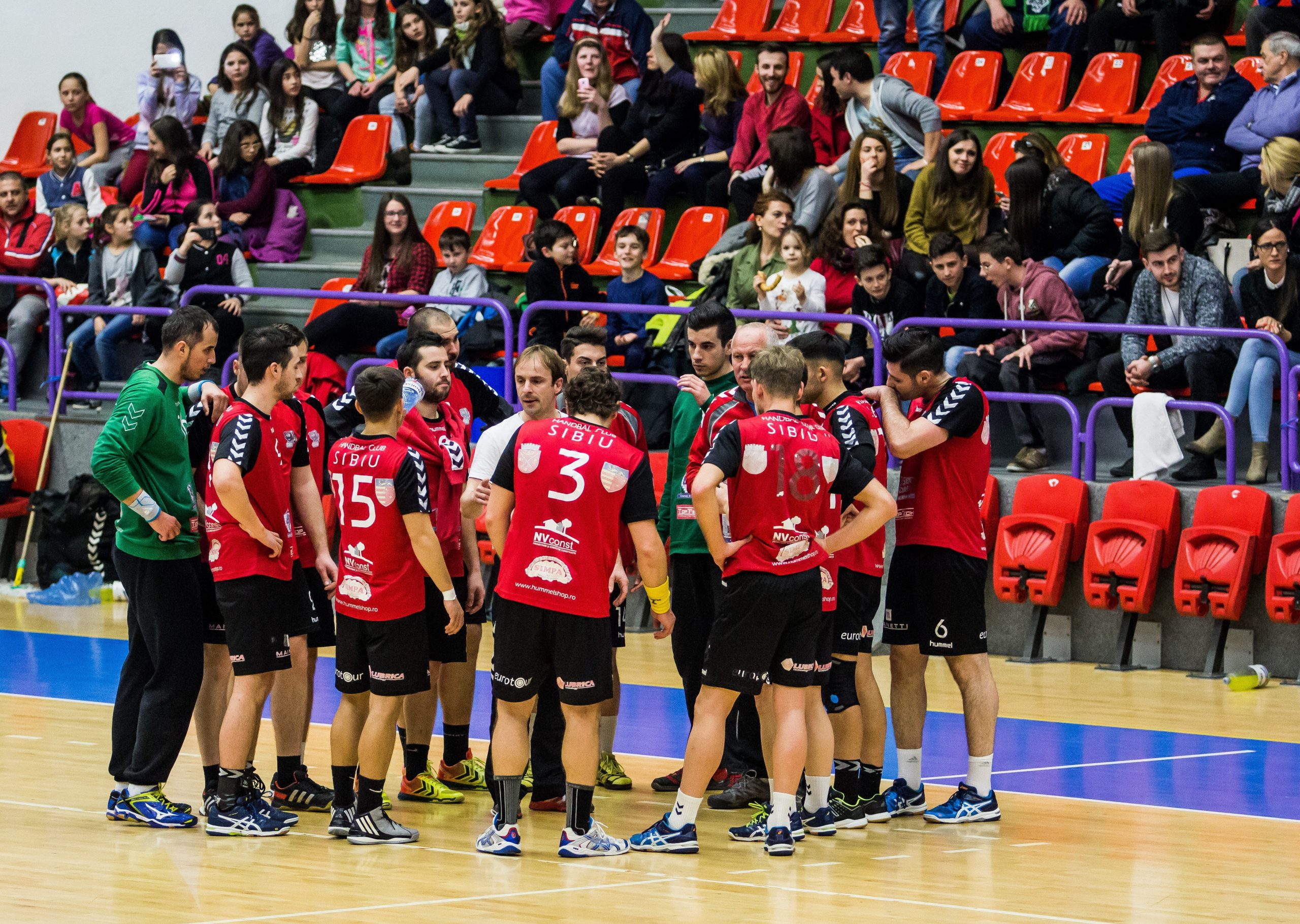 „Blestemul” sibienilor contra lui „U” continuă! Handbaliştii noştri au pierdut în faţa clujenilor la numai un gol diferenţă