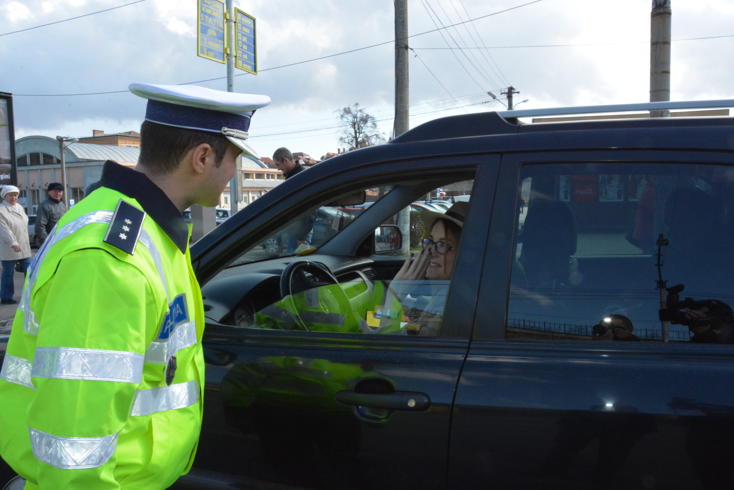 Femeile în vizorul poliţiştilor de 1 martie, şoferiţele au primit mărţişoare