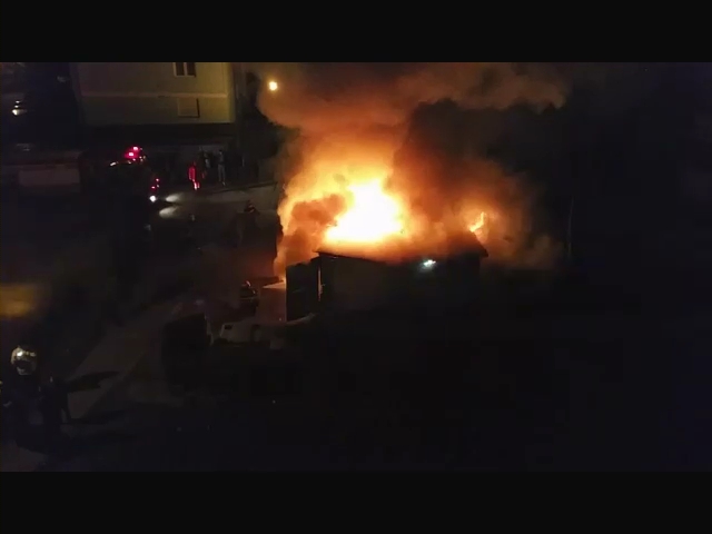 ACTUALIZARE/ FOTO – Incendiu violent la Mediaș. Autoturisme și garaje distruse de foc