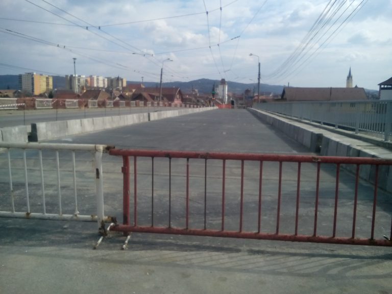 Mii de șoferi din Mediaș trebuie să aștepte până în iunie finalizarea lucrărilor la podul peste râul Târnava Mare
