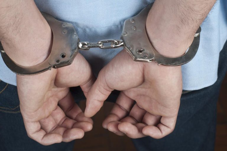 La 14 ani e cercetat pentru lovire și alte violențe, nerespectarea regimului materiilor explozive și furt