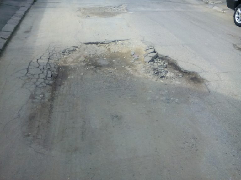 GALERIE FOTO – Naționala de fotbal a României „obligă” Primăria Mediaș să asfalteze urgent o stradă