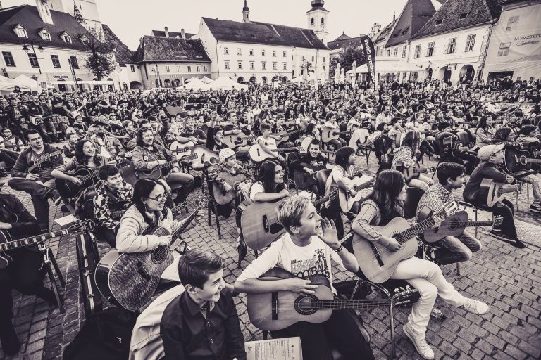 Peste 400 de chitariști vor cânta la unison la Sibiu Guitar Meeting 2016