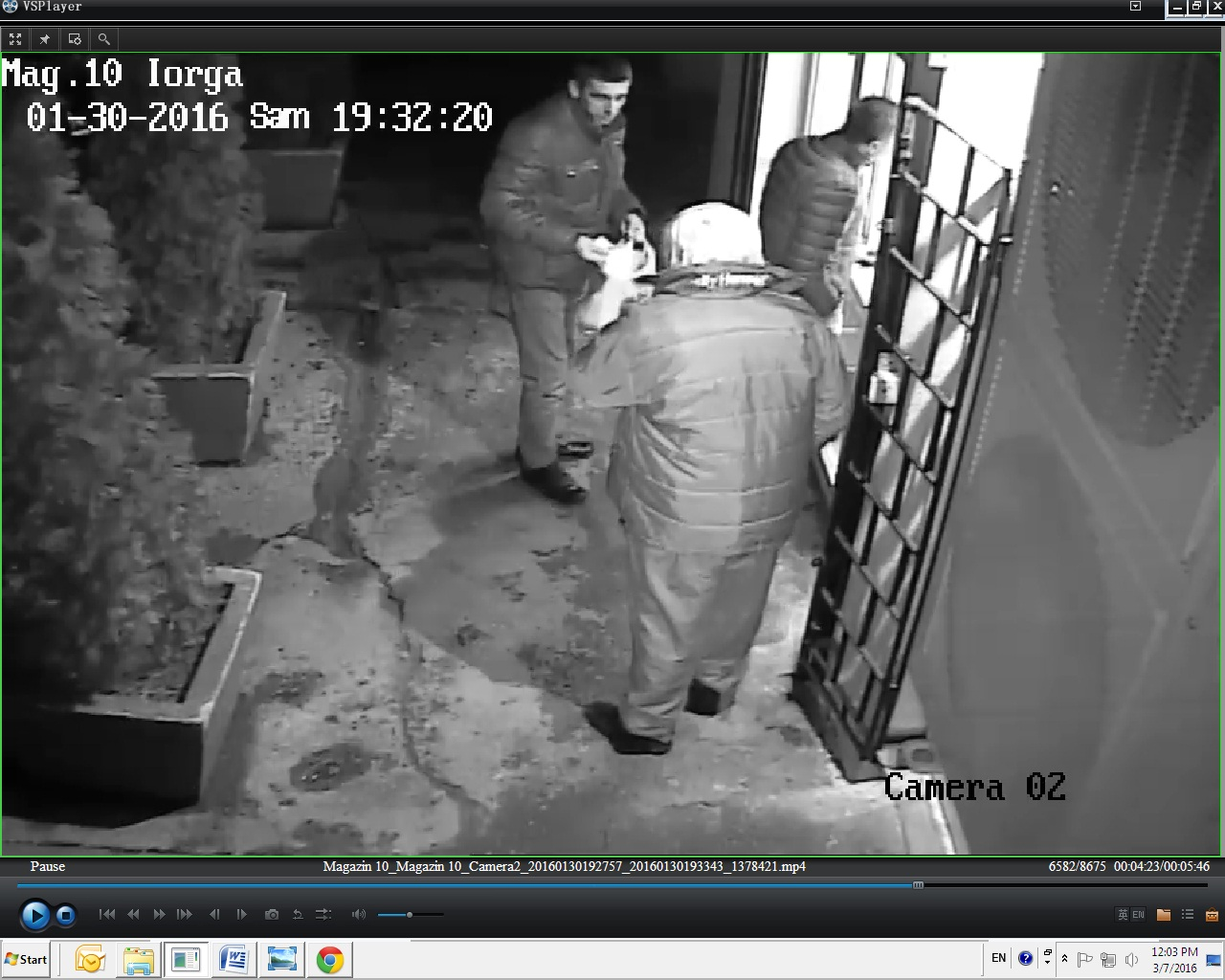 Hoţ căutat de poliţişti. Dacă îl recunoaşteţi, sunaţi la 112