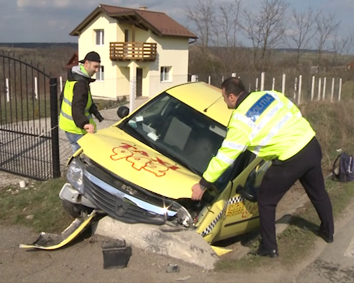 FOTO: Accident grav provocat de un taximetrist băut. Un preot şi o femeie însărcinată au ajuns la spital