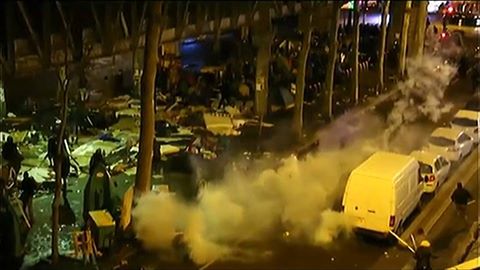 Răfuială între sute de imigranţi într-o tabără din nordul Parisului