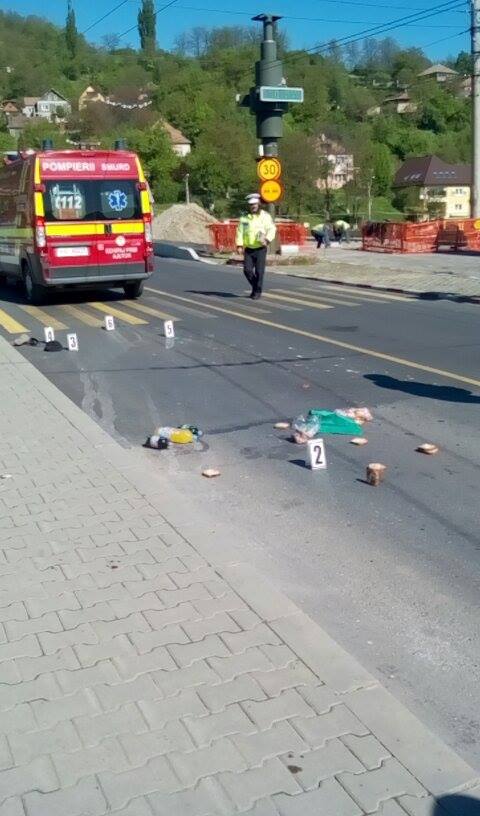 GALERIE FOTO – Medieșean de 81 de ani, accidentat grav pe trecerea de pietoni