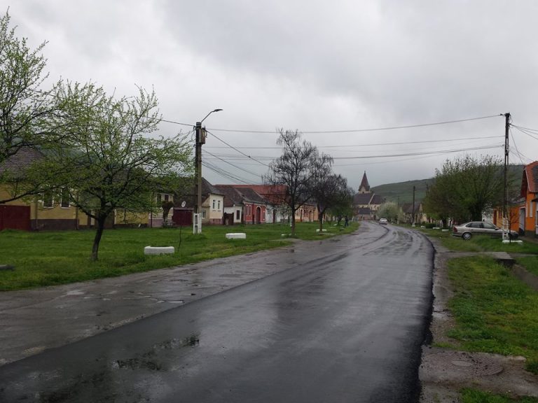 A început asfaltarea unui drum județean din Tîrnava