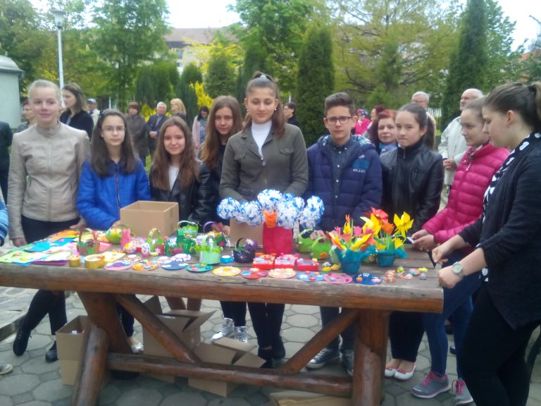 GALERIE FOTO – 700 de ouă roșii și pachete cu alimente pentru 60 de medieșeni sărmani