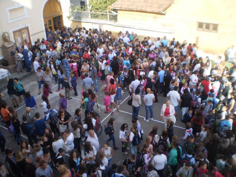 Își vând hainele pentru a ajuta finanțarea unui proiect