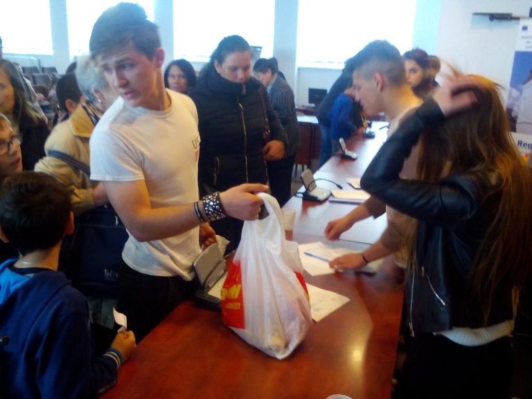 GALERIE FOTO – Sărbători de Paști mai bogate pentru 130 de copii