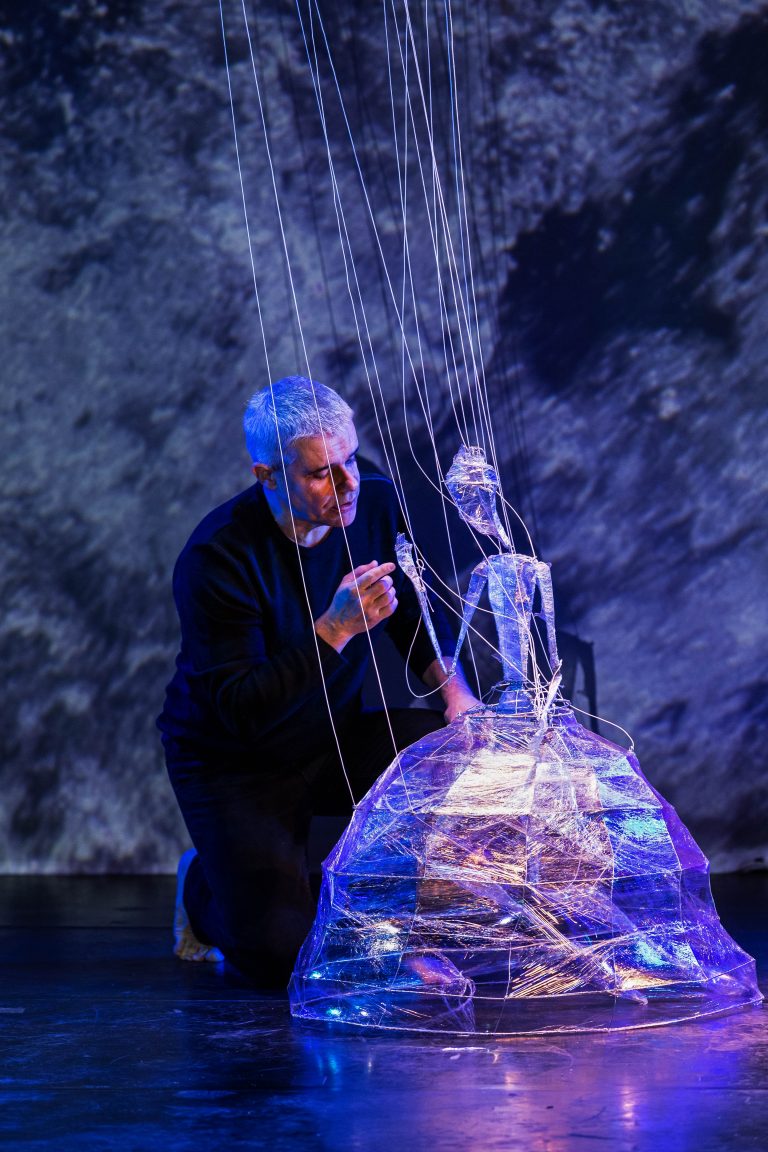 Primul spectacol în aer liber cu marionete și actori realizat de Teatrul „Gong”  după un text de Shakespeare