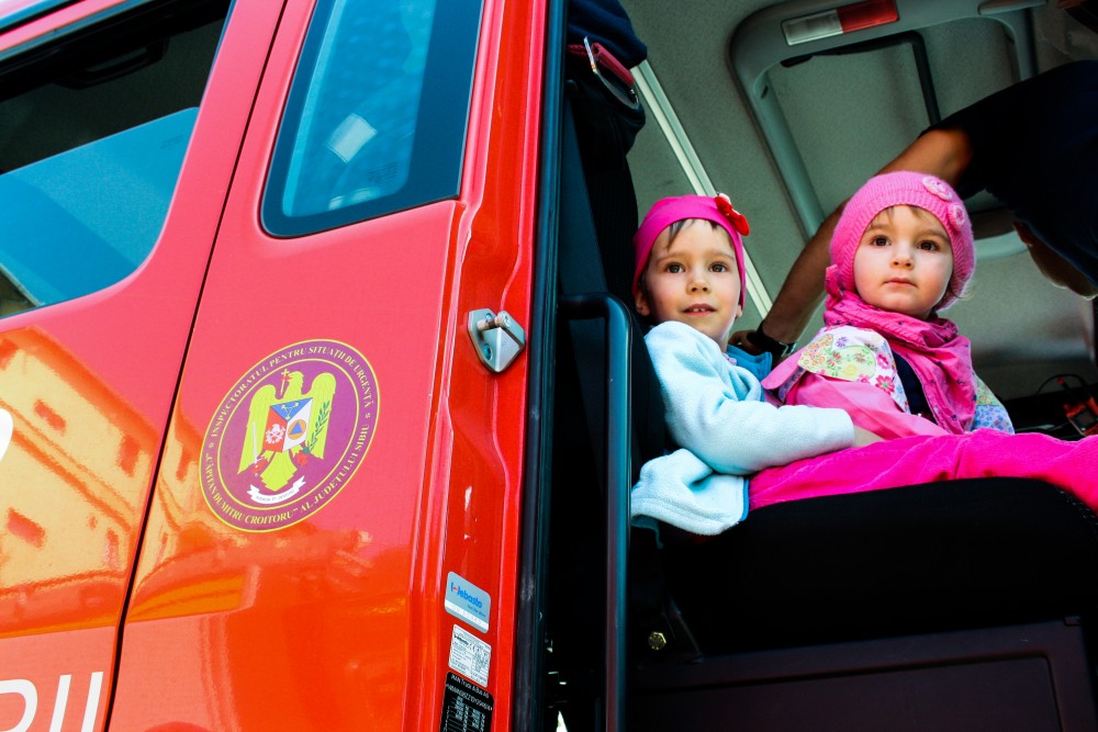 Zâmbete cu zgomot de sirenă la ISU