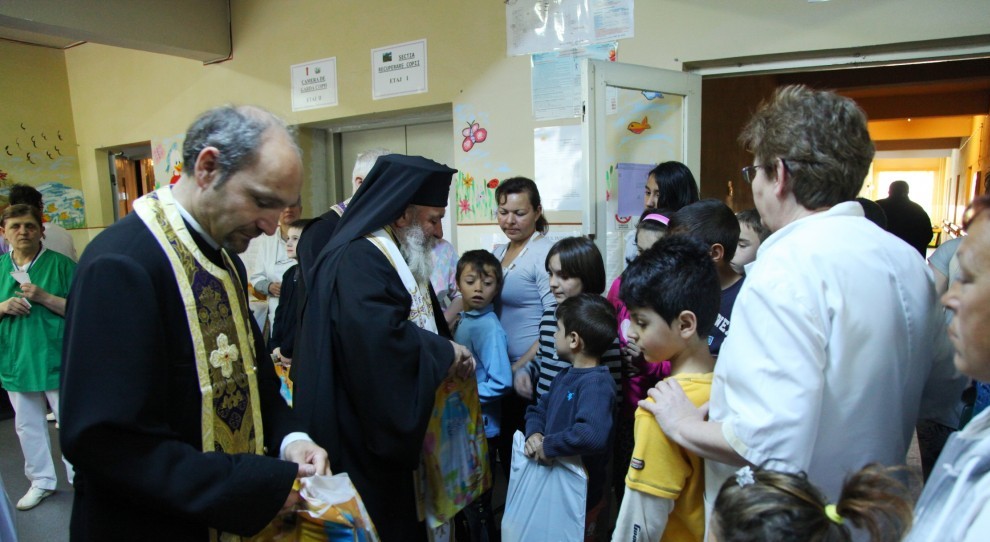 Iepurașul a venit cu binecuvântări la micuții de la Spitalul de Psihiatrie