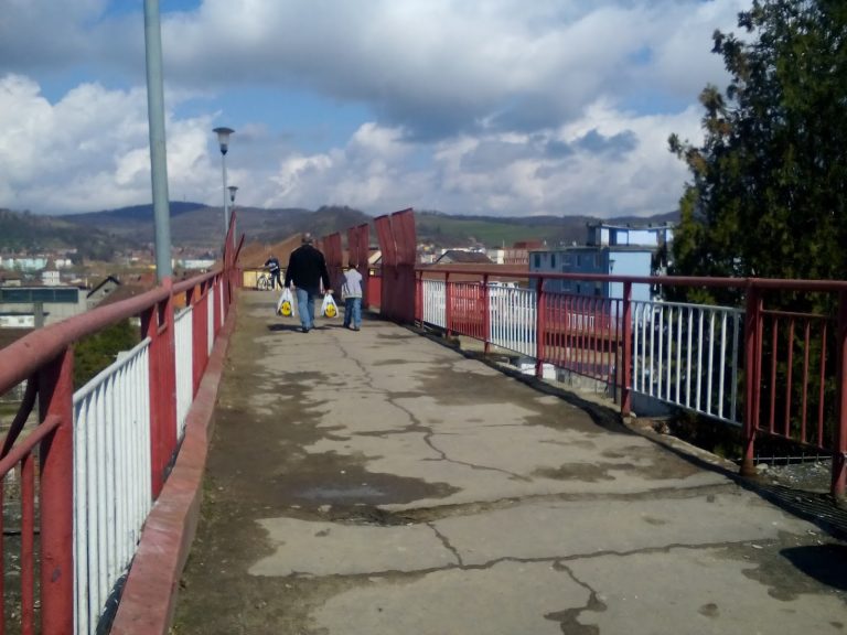 Pasarelă folosită de mii de oameni, închisă în Mediaș
