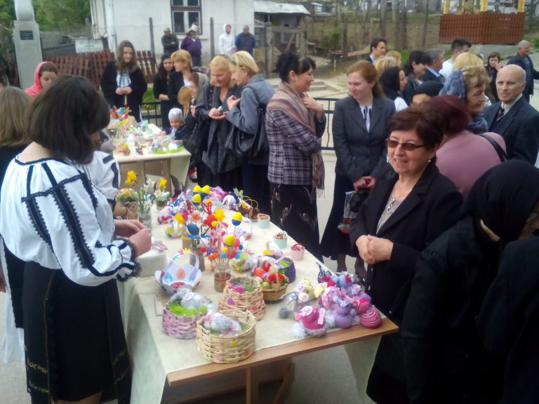 GALERIE FOTO – Preotul și copiii de la o biserică din Mediaș, în sprijinul oamenilor nevoiași