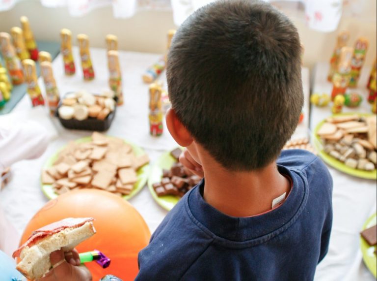 Protecția Copilului angajează asistenți maternali. Centrele de Plasament vor fi desființate