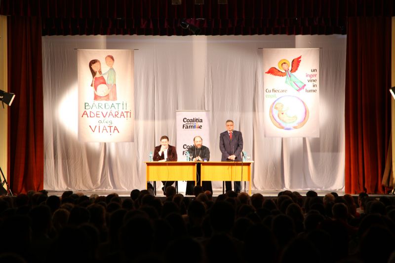 Aproape 3 milioane de români sprijină familia tradiţională