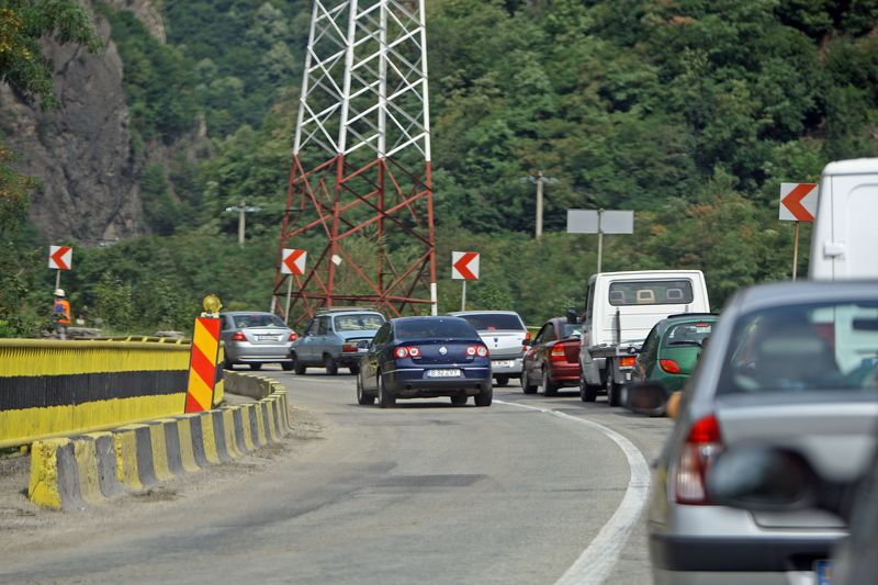 Oltul a iesit pe sosea, la Cainenii Mici