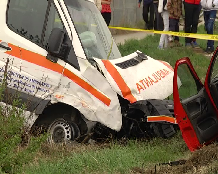 [UPDATE/FOTO] Ambulanţă lovită pe DN7