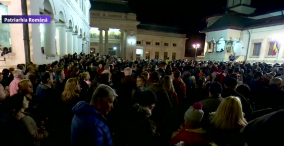 Două persoane au fost amendate pentru că au strigat „Demisia!” în timpul slujbei de la Patriarhie