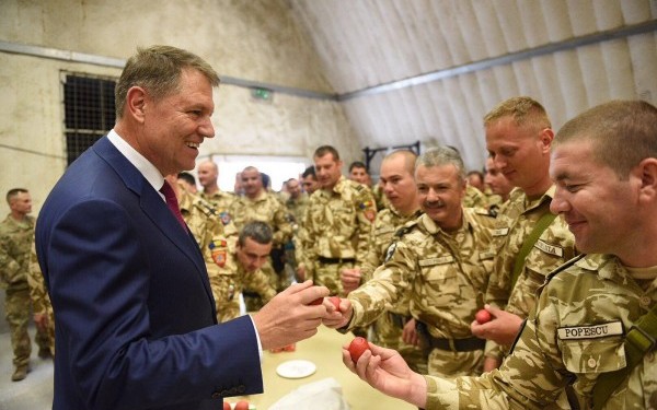 Iohannis a mers de Paste la soldatii romani din Afganistan si le-a vorbit despre Rusia. „Cerem sprijin din partea aliatilor”