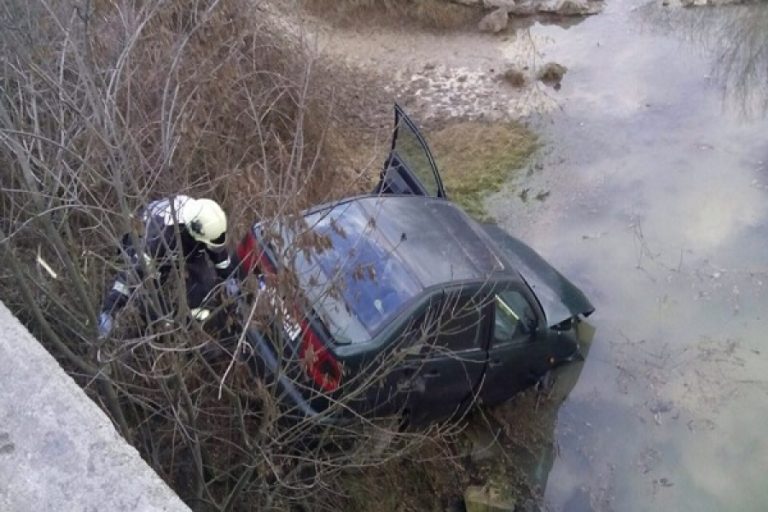 Băut la volan, a „zburat” cu mașina într-un pârâu