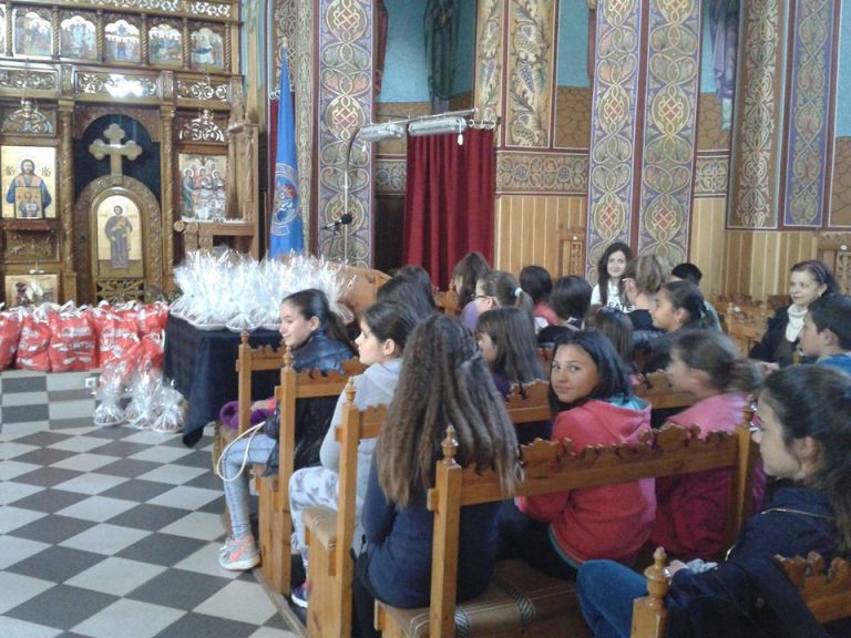 GALERIE FOTO – Zeci de vârstnici din Mediaș au primit daruri din partea copiilor Școlii Gimnaziale „Constantin Ioan Motaș”