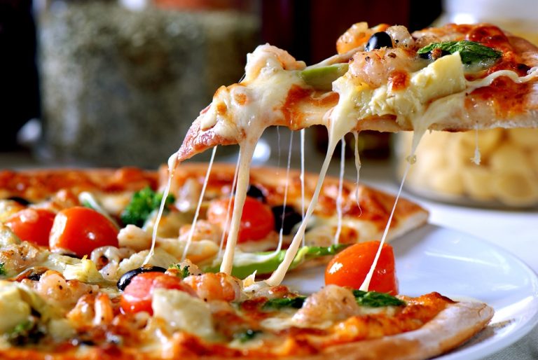 Cea mai lungă pizza din lume, de 1,8 km, a fost realizată la Napoli