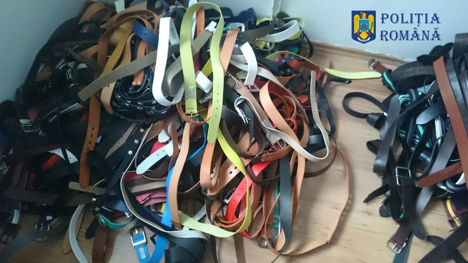 VIDEO: Haine contrafăcute confiscate de poliţişti de la un outlet din oraş