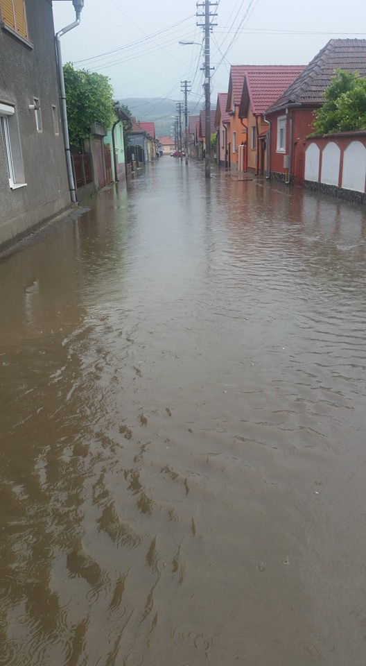 GALERIE FOTO – Ploaia a făcut probleme mari în Mediaș și Ighișul Nou