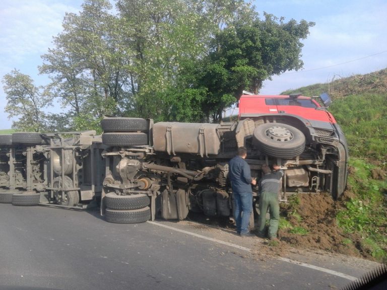 FOTO – TIR răsturnat pe DN 14