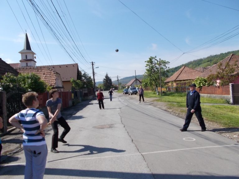 GALERIE FOTO – Oina și țuru, „cartea de vizită” a Mediașului, de Paști
