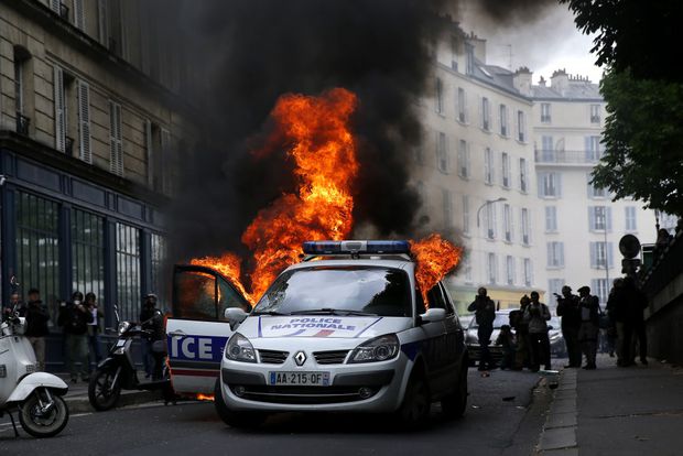 Violențe în Paris: O mașină a poliției a fost incendiată | FOTO