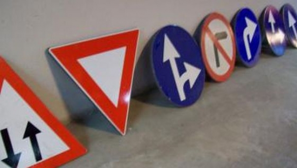 Au furat indicatoare rutiere dar au fost prinşi de poliţişti